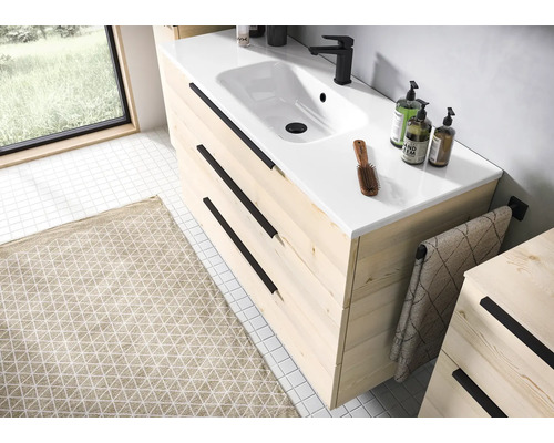 Moderner Waschtischunterschrank aus hellem Holz mit drei Schubladen, schwarzen Griffen, weißem Keramikwaschbecken und schwarzer Armatur im Badezimmer.
