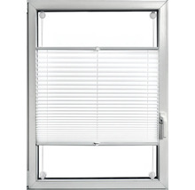 Weißes Plissee an einem Fenster montiert, stufenlos verstellbar als Sichtschutz und Sonnenschutz.