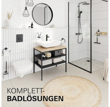 Modernes Badezimmer mit weißem Hänge-WC, schwarzem Waschtisch mit Aufsatzbecken und einer Walk-In-Dusche mit schwarzem Rahmen und Armaturen.