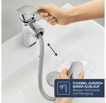Waschtischarmatur mit ausziehbarem Auslauf und flexiblem Schlauch bei der Anwendung an einem Waschbecken.