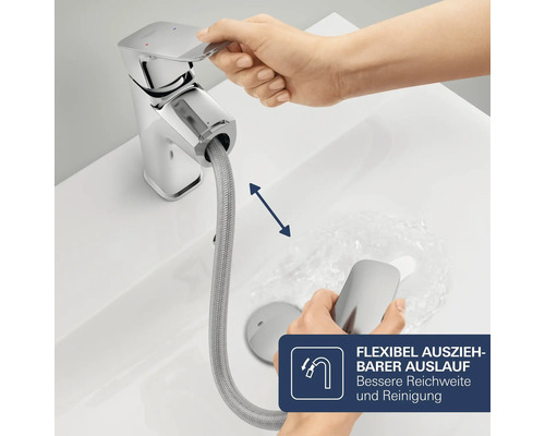 Waschtischarmatur mit ausziehbarem Auslauf und flexiblem Schlauch bei der Anwendung an einem Waschbecken.