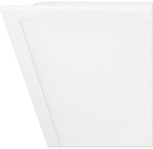 Nahaufnahme einer flachen LED-Panel-Deckenleuchte mit weißem Rahmen und strukturierter Diffusoroberfläche.