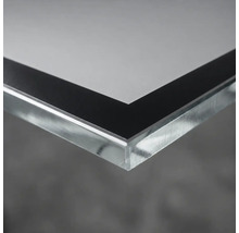 Nahaufnahme einer Ecke eines Acrylglasbildes mit schwarzem Rand.