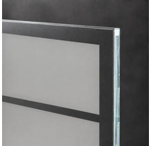 Detailansicht einer Glaswand mit schwarzem Rahmen und satinierten Glasflächen für Duschen oder Raumteiler.