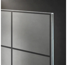 Glasscheibe mit schwarzem Gittermuster und polierter Kante.