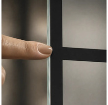Nahaufnahme einer Glaswand mit schwarzem Rahmen und einem Finger zur Verdeutlichung der Glasstärke.
