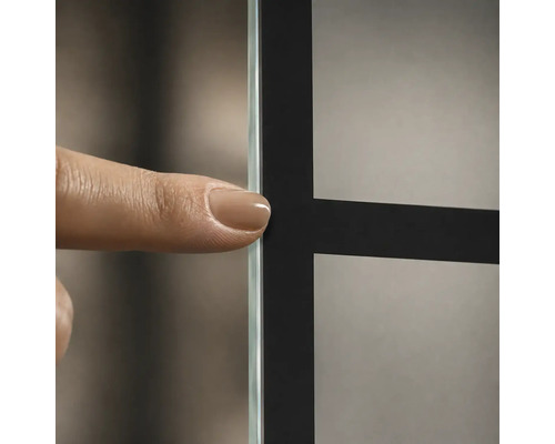 Nahaufnahme einer Glaswand mit schwarzem Rahmen und einem Finger zur Verdeutlichung der Glasstärke.
