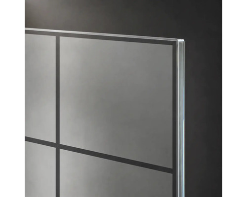Glasscheibe mit schwarzem Gittermuster und polierter Kante.