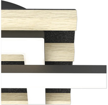Detailansicht einer modernen LED-Deckenleuchte mit Holzelementen und schwarzer Struktur.