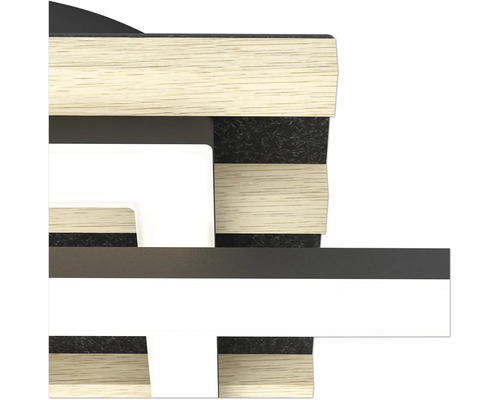Detailansicht einer modernen LED-Deckenleuchte mit Holzelementen und schwarzer Struktur.