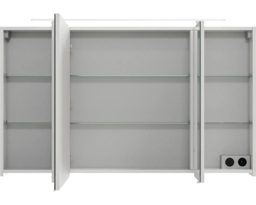 Offener dreitüriger Spiegelschrank mit Glaseinlegeböden und integrierter Steckdose für das Badezimmer.