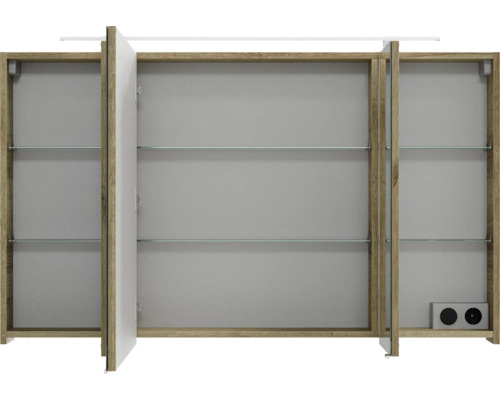 Dreitüriger Spiegelschrank für das Badezimmer in Holzoptik mit geöffneten Türen, Glaseinlegeböden und integrierter Steckdose mit Schalter.