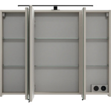 Dreitüriger Spiegelschrank mit Glaseinlegeböden, Steckdose und LED-Aufsatzleuchte, Innenansicht mit geöffneten Türen.
