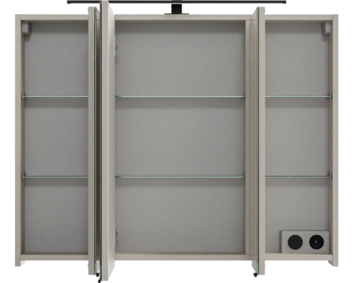 Dreitüriger Spiegelschrank mit Glaseinlegeböden, Steckdose und LED-Aufsatzleuchte, Innenansicht mit geöffneten Türen.