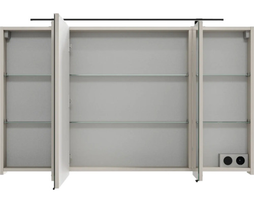 Spiegelschrank für das Badezimmer mit drei Türen, Glaseinlegeböden, integrierter Steckdose und Beleuchtung, geöffnete Ansicht.