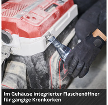 Eine Hand in einem Arbeitshandschuh benutzt den im Gehäuse integrierten Flaschenöffner für Kronkorken an einer Flasche.