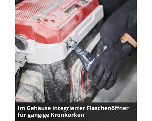 Eine Hand in einem Arbeitshandschuh benutzt den im Gehäuse integrierten Flaschenöffner für Kronkorken an einer Flasche.