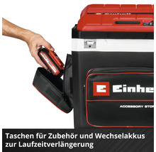 Einhell Kühlbox mit Seitentasche für Zubehör und Ersatzakkus, in die eine Hand einen Akku einlegt.