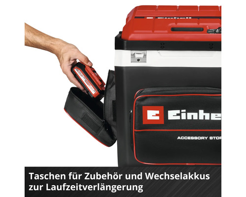 Einhell Kühlbox mit Seitentasche für Zubehör und Ersatzakkus, in die eine Hand einen Akku einlegt.