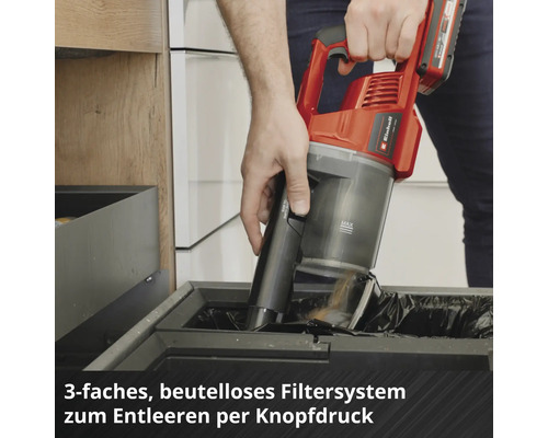 Einhell Akku-Handsauger wird per Knopfdruck über einem Mülleimer entleert.
