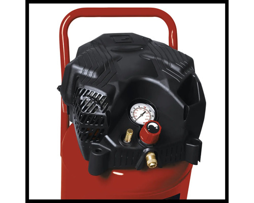 Detailansicht eines Kompressors mit Manometer zur Druckanzeige, einem roten Druckregler und einer Schnellkupplung.