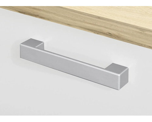 Eckiger Möbelgriff aus Metall in Silberoptik.