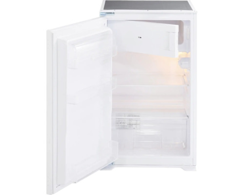 Offener, weißer Kühlschrank mit Gefrierfach, Glasablagen und einer transparenten Gemüseschublade.