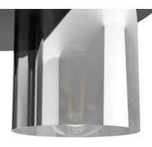 Detailansicht eines zylindrischen Lampenschirms mit sichtbarem Filament-Leuchtmittel.
