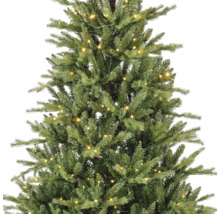 Künstlicher Weihnachtsbaum mit integrierter warmweißer LED-Beleuchtung und dichten grünen Zweigen.