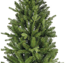 Nahaufnahme der Zweige eines künstlichen Weihnachtsbaums mit dichten grünen Nadeln.