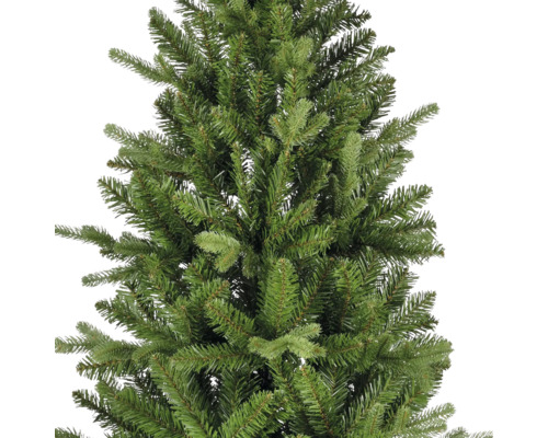 Nahaufnahme der Zweige eines künstlichen Weihnachtsbaums mit dichten grünen Nadeln.