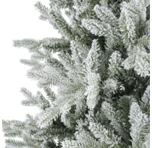 Detailansicht der beschneiten Zweige einer künstlichen Tanne für die Weihnachtsdekoration.