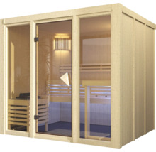 Moderne Innensauna aus hellem Holz mit großer Glasfront, Glastür, Saunaliegen und Saunaofen im Innenraum.