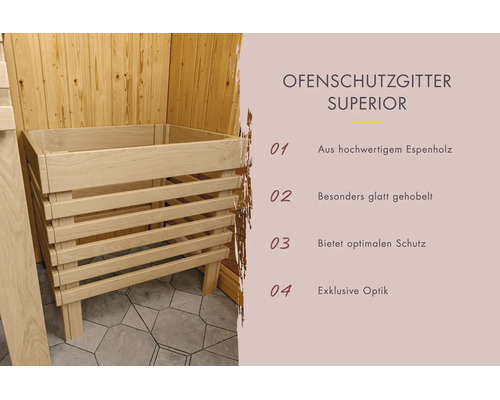 Ofenschutzgitter Superior aus hellem Espenholz für Saunaöfen, freistehend in einer Sauna.