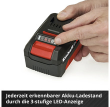 Einhell Akkumulator mit Einhell Logo und einer Hand, die den Knopf der dreistufigen Ladestandsanzeige betätigt.