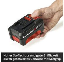 Eine Hand hält einen Einhell Power X-Change Akku mit 4,0 Amperestunden, stoßgeschütztes Gehäuse mit Softgrip für gute Griffigkeit.