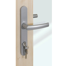 Türdrücker-Garnitur aus Aluminium mit Langschild, montiert an einer Holztür, inklusive Profilzylinder und steckendem Schlüsselbund.