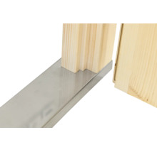 Nahaufnahme eines Holzpfostens in einem Metall-U-Profil.
