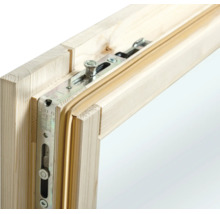 Holzfensterrahmen mit Metallbeschlag, Winkhaus Logo und Dichtung.