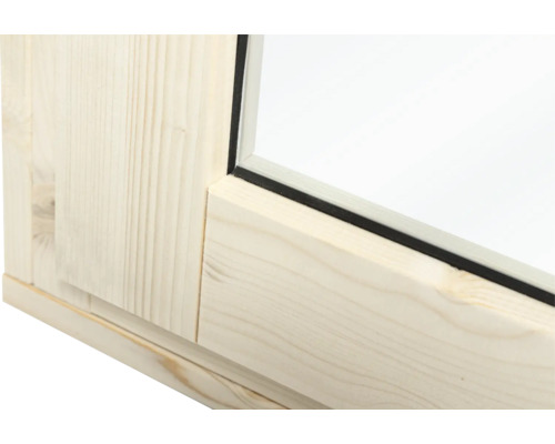 Nahaufnahme eines Holzfensterrahmens aus hellem Nadelholz mit Glaseinsatz und schwarzer Dichtung.