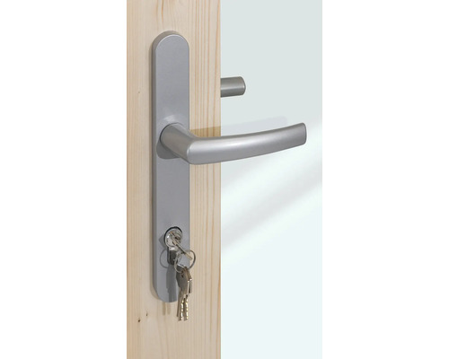Türdrücker-Garnitur aus Aluminium mit Langschild, montiert an einer Holztür, inklusive Profilzylinder und steckendem Schlüsselbund.
