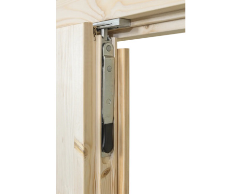 Kantriegel aus Metall, eingebaut in eine Holztür.