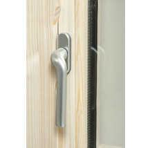 Detailaufnahme eines silberfarbenen Fenstergriffs an einem Holzfensterrahmen aus Kiefernholz.