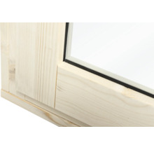 Detailansicht eines Holzfensterrahmens mit Glasscheibe und Dichtung.
