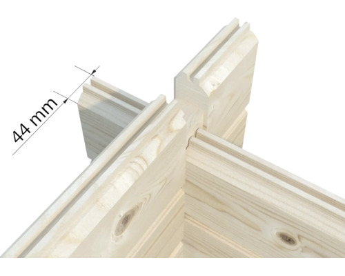 Nahaufnahme einer Eckverbindung aus Holz für ein Gartenhaus mit einer Wandstärke von 44 Millimeter.