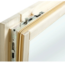 Detailansicht eines Holzfensterrahmens mit Winkhaus Logo Metallbeschlag und integrierter Dichtung.