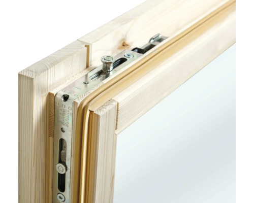 Detailansicht eines Holzfensterrahmens mit Winkhaus Logo Metallbeschlag und integrierter Dichtung.