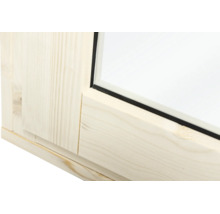 Detailansicht eines Fensterrahmens aus Holz mit Eckverbindung und Verglasung.