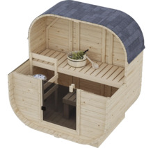 Fasssauna aus Holz mit gerundetem Dach und integriertem Saunaofen, Saunabank und Glasfront.