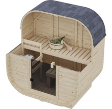 Fasssauna aus Holz mit Schindeldach, integrierter Sitzbank, Saunaeimer und Glaseinsatz in der Tür.